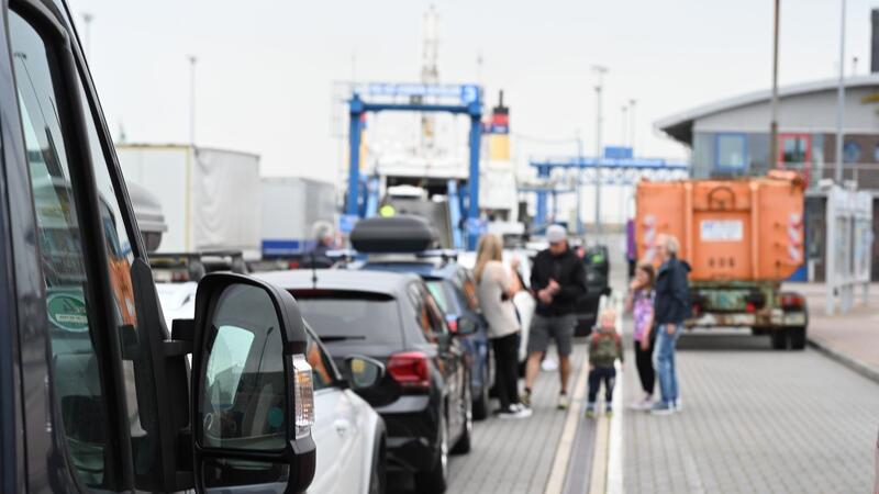 Sommerferien starten: Fähren bereits gut gebucht In langen Schlangen warten Pkws am Borkumkai auf die Fähre für die Überfahrt nach Borkum.