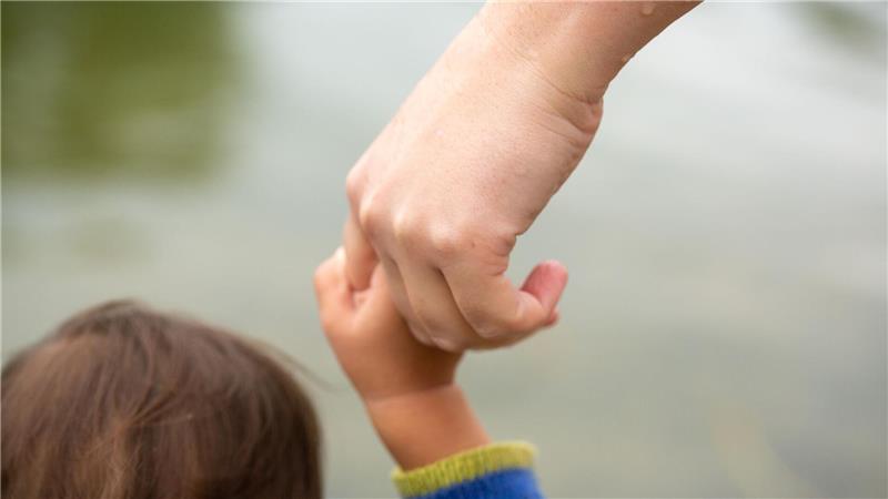 Hubig befürwortet gemeinsame Mutterschaft für Frauenpaare In lesbischen Beziehungen muss die Partnerin der Frau, die das Kind zur Welt bringt, ein Adoptionsverfahren betreiben, um rechtlicher Elternteil zu werden. (Symbolbild)