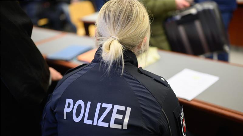 In letzter Sekunde akzeptieren zwei Schützen die Strafbefehle - nachdem sie eine Polizistin gegen ihren Willen beim Schützenfest in Hannover geküsst haben. 