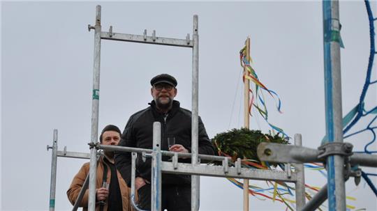In luftiger Höhe: Zimmermann Ulrich Schramm-Banas sagt den Richtspruch auf. SV-Vorsitzender Pascal Czwojdrak gibt Rückendeckung.