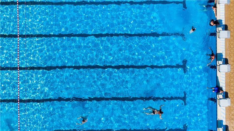 Kommunalverbände warnen: „Defizite in nie gekannter Höhe“ In manch einer Kommune ist für das Schwimmbad kein Geld mehr da. (Archivbild)