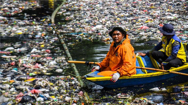 In manchen Ländern ist vor lauter Plastikmüll auf Flüssen kaum noch ein Durchkommen. (Archivbild)