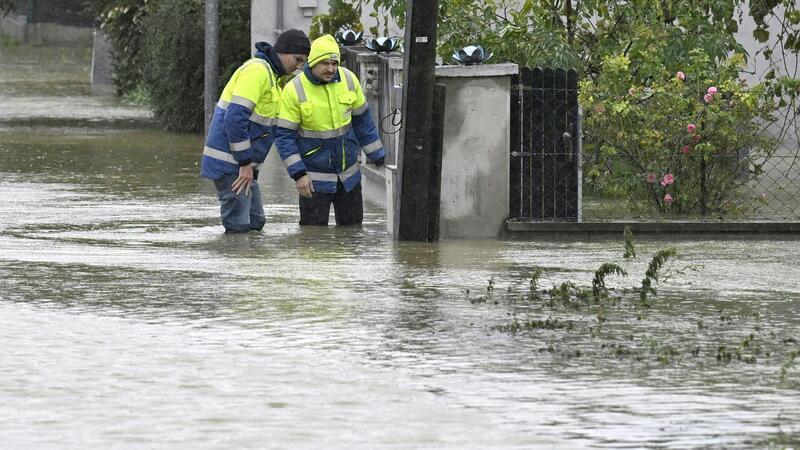 Hochwasser von Polen bis Österreich: Deutschland rüstet sich In manchen Straßen in Niederösterreich steht das Wasser kniehoch.