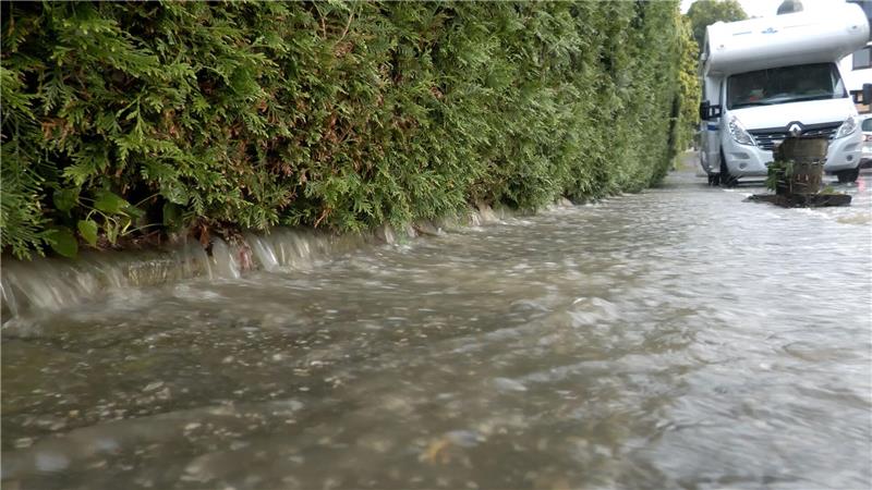 Hitzewelle bringt Unwetter, Verletzte und Straßenschäden In mehreren Regionen Deutschland wurden bei Starkregen Straßen überflutet.