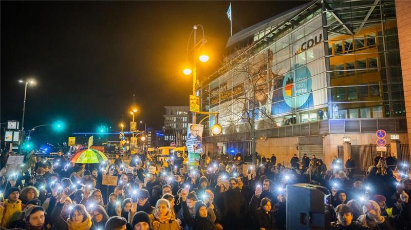 Kritik an Unionsanfrage zu Neutralität von Organisationen In mehreren Städten demonstrierten Tausende gegen eine Bundestagsabstimmung der Union mit der AfD. (Archivbild)