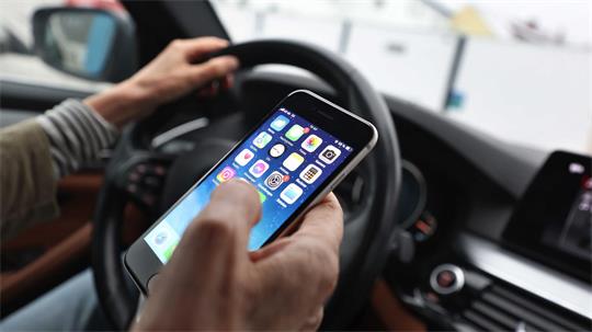 In modernen Autos schlägt ein Überwachungssystem Alarm, wenn ein Fahrer abgelenkt ist oder mit dem Handy hantiert. (Symbolbild)