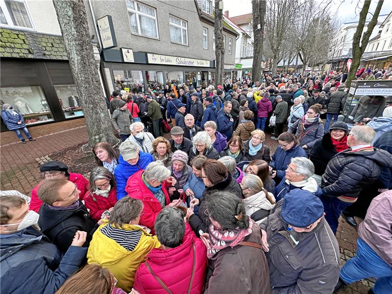 In nicht einmal zehn Minuten sind alle 4200 GZ-Glücksschweinchen in der Bad Harzburger Fußgängerzone verkauft. Foto: Schlegel