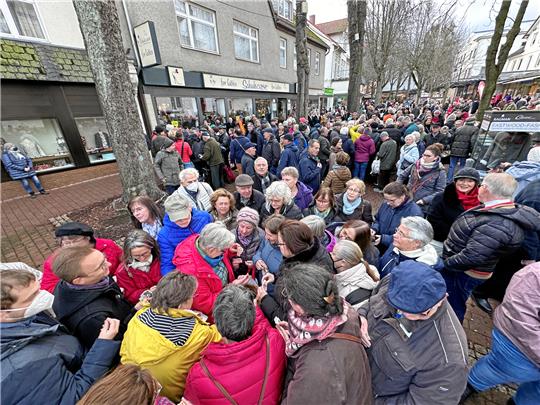 In nicht einmal zehn Minuten sind alle 4200 GZ-Glücksschweinchen in der Bad Harzburger Fußgängerzone verkauft. Foto: Schlegel