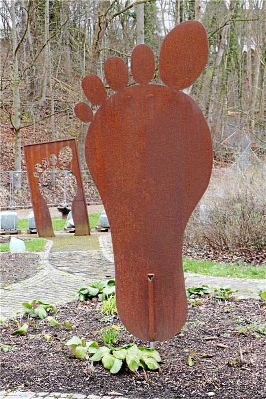 In optisch ansprechender Weise laden lebensgroße Fußstapfen Grundschüler zum Barfußlaufen im Roswithapark ein. Foto: Gereke