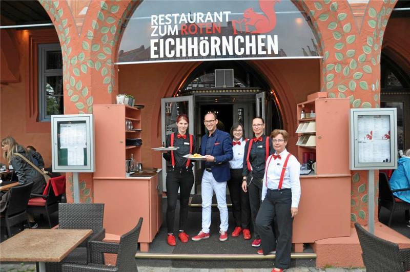 Dormero stellt Konzept für "Kaiserworth" und "Brusttuch" vor In roten Schuhen und mit roten Hosenträgern unter dem roten Eichhörnchen: Hotel-Chef Oliver Krause (2.v. li.) schart die „Kaiserworth“-Kräfte um sich. Dormero hat das Personal eigenen Angaben zufolge komplett übernommen. Foto: Heine