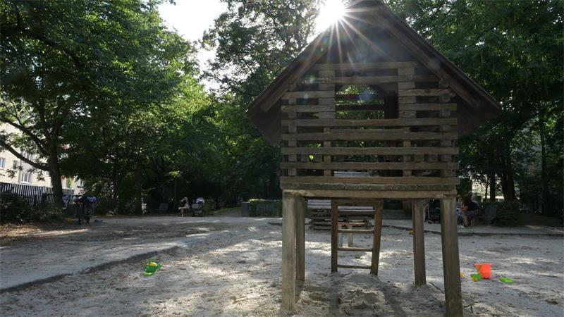 In schattigen Spielhütten lässt es sich auch bei Hitze aushalten. 