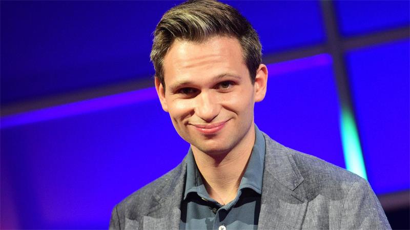 „heute-show“-Comedian Fabian Köster ist jetzt Quizmaster In seine Sendung dürfe auch gern mal Bundeskanzler Friedrich Merz kommen, sagt er. „Vielleicht antwortet er mir dann mal.“