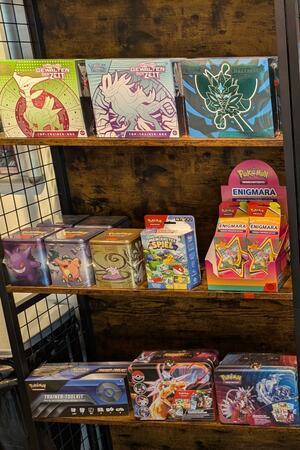 Vom Postmann zum Sammelkartenhändler In seinem Geschäft verkauft Biel Sammelkarten verschiedenster Spiele, unter anderem zur Anime- und Videospielserie "Pokèmon".