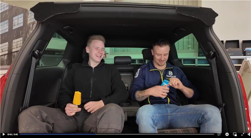 In seinem ersten Video begleitet Marvin Vössing (r.) den Azubi Lino im Autohaus Scholl Mrozek.