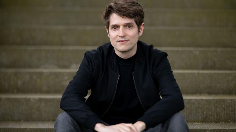 Kräftige Tinte: Benedict Wells und „Die Geschichten in uns“ In seinem neuen Buch „Die Geschichten in uns. Vom Schreiben und vom Leben“ offenbart der Bestsellerautor so viel Privates und Persönliches wie nie zuvor. (Foto - Archiv)