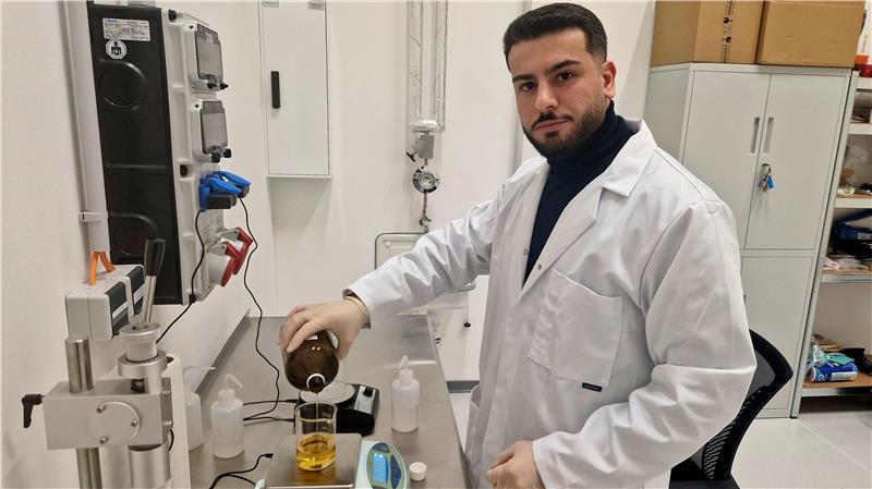 In seiner Halle im Gründungszentrum trägt Emil Alkountar einen Kittel, wenn er die Rohstoffe zu seinem Parfum „Or et Vin“ zusammenmischt.