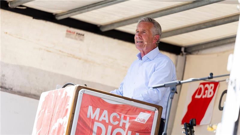 55.000 bei Gewerkschaftsdemos im Nordwesten In seiner Rede warnte Wulff vor allem vor den wachsenden Gefahren für Demokratie und Freiheit.