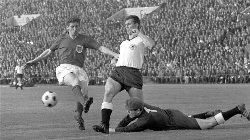 In seiner Spielerkarriere bestritt Sepp Piontek (M) sechs Länderspiele für Deutschland. (Archivbild) 