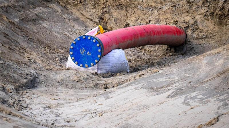 In solche Kunststoffrohre werden später die Stromkabel eingezogen. (Archivbild)