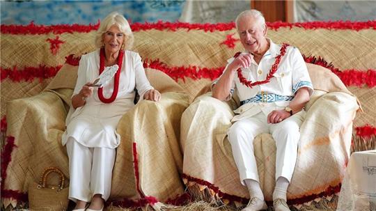In sommerlichem Outfit zeigten sich Charles und Camilla am ersten Tag des Besuchs.