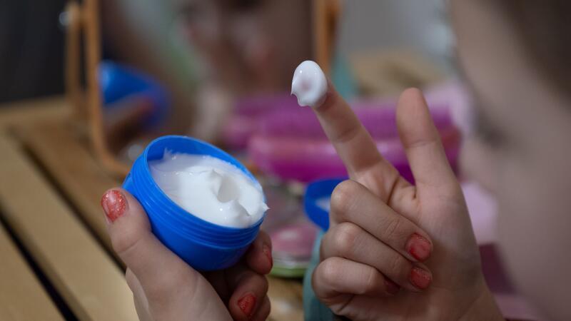 Kosmetik-Trends bei Kindern - Schadet das der jungen Haut? In sozialen Medien sind geschönte Gesichter ständig präsent. Schon Kinder bekommen dadurch das Gefühl, etwas für ihre Haut tun zu müssen. (Illustration)