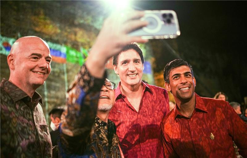 Trudeau und Sunak entzücken Journalisten mit Bali-Batik In traditionellen Hemden nehmen Fifa-Präsident Giovanni Infantino (l.), Justin Trudeau (M.) und Rishi Sunak am Rande des G20-Gipfels am Abendessen teil.