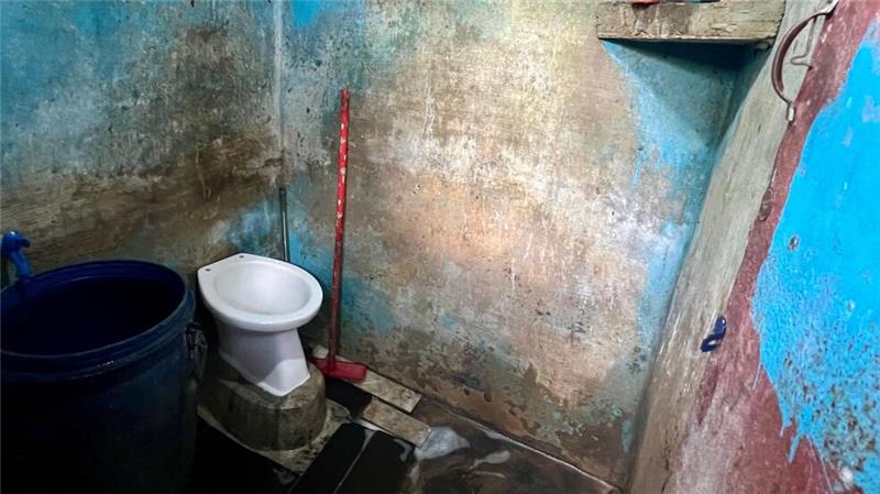 In verlassenen Gräbern haben die Menschen Toiletten angelegt.