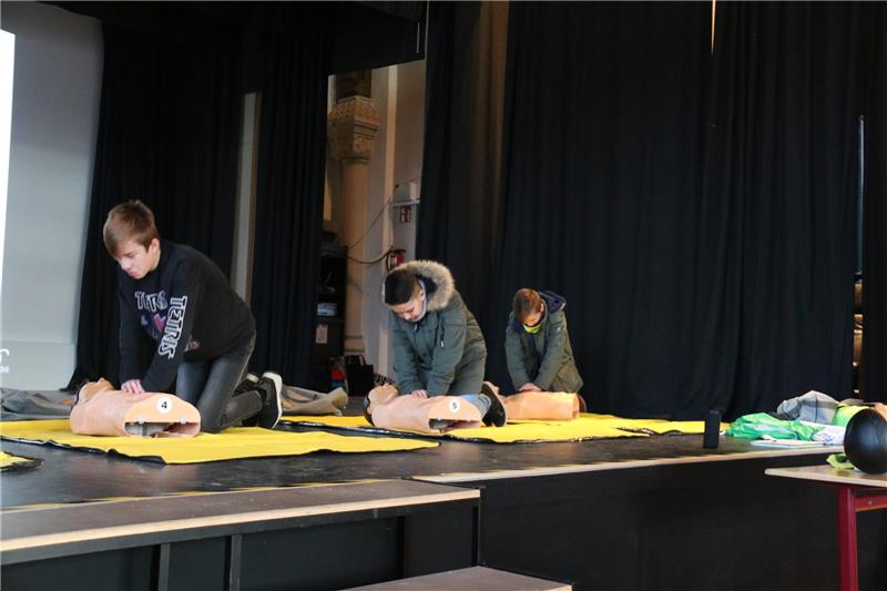 Goslarer Schüler sollen zu Lebensrettern werden In verschiedenen Grußßen dürfen die Schüler die Wiederbelebung ausprobieren. Foto: Fricke