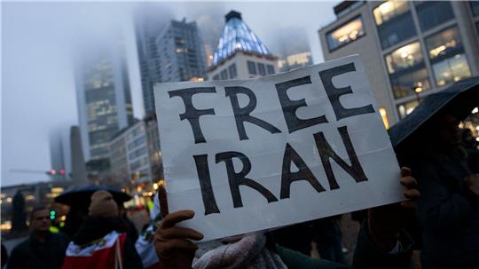 In vielen EU-Staaten fordern Menschen seit Wochen neue Sanktionen gegen Verantwortliche für die Gewalt im Iran. Nun gibt es einen ersten Beschluss. (Archivbild)