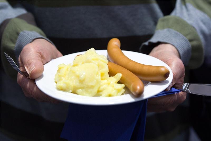 In vielen Familien gibt es in den kommenden Tagen wieder Kartoffelsalat und dazu Würstchen.