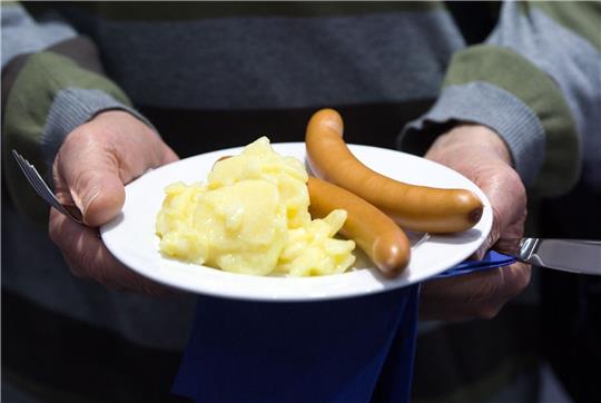 In vielen Familien gibt es in den kommenden Tagen wieder Kartoffelsalat und dazu Würstchen.
