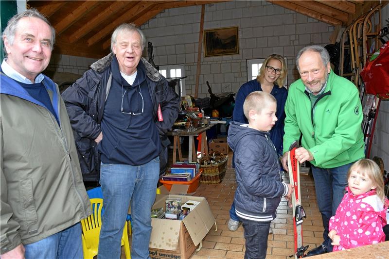 Per Schatzkarte dem Trödel auf der Spur In vielen Garagen können die Besucher der Trödeltour stöbern, um etwas zu entdecken, was sie benötigen könnten. Annika Peinemann (im Hintergrund) veranstaltet diesen Hausflohmarkt wieder, diesmal zusammen mit Katrin Sandeck. Archivfoto: Breutel