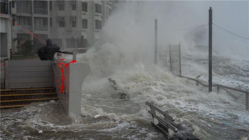 In vielen Küstengegenden drückten der Orkan das Meerwasser in die Städte. 