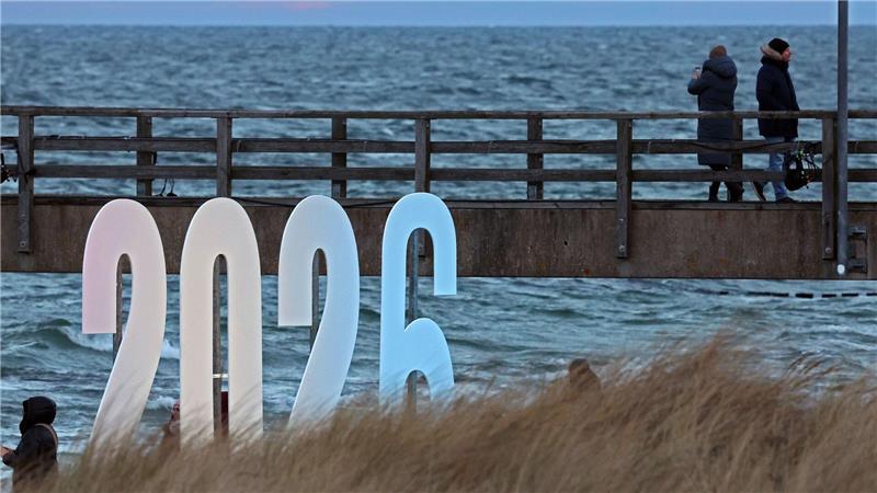 In vielen Ländern der Welt bereiten sich die Menschen auf den Jahreswechsel vor.