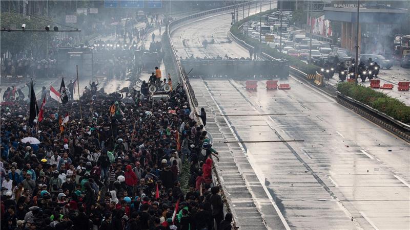 Indonesien: Massenproteste gegen Luxus-Zulagen für Politiker In vielen Landesteilen gibt es seit Tagen heftige Proteste.