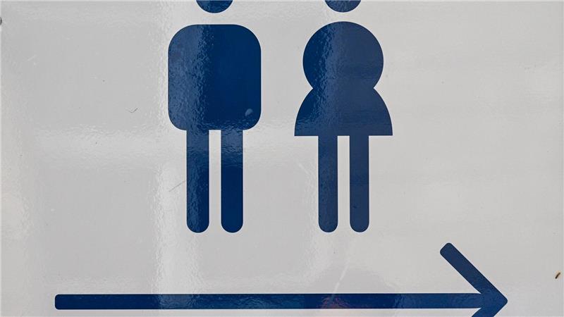 In vielen Schulen sind die Toiletten verschmutzt, beschädigt und unhygienisch - was viele Kinder davon abhält, sie zu benutzen.