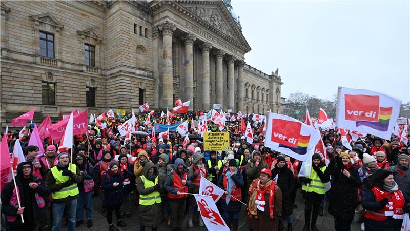 In vielen Städten demonstrierten Lehrkräfte und andere Landesbeschäftigte bei der Vorgängerrunde 2023 für die damalige Forderung 10,5 Prozent mehr Gehalt - etwa in Leipzig. (Archivfoto)