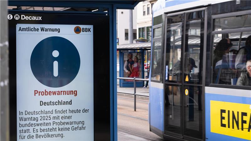 Sirenengeheul und Handylärm am bundesweiten Warntag In vielen Städten wird auch auf Anzeigetafeln gewarnt.