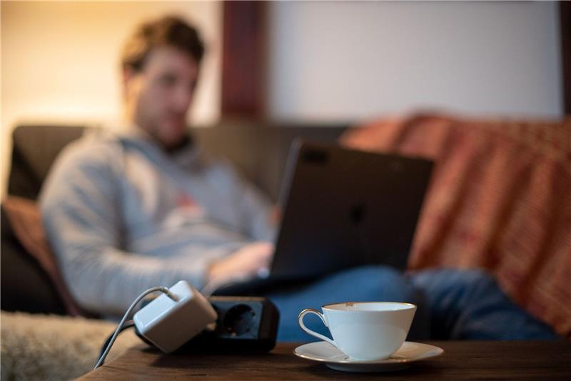 Quiet Quitting: Krempelt das Phänomen den Arbeitsmarkt um? In vielen Unternehmen gehören Überstunden noch immer zum guten Ton. Geht es nach einem Tiktok-Trend, ist das bald Vergangenheit.