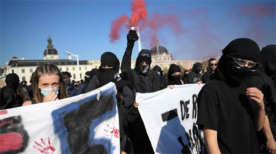 In vielen französischen Großstädten formierten sich Protestzüge.