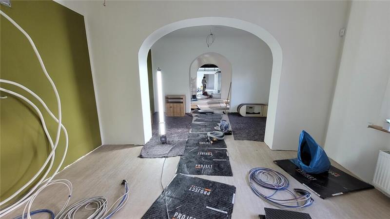 In vier durch Bögen getrennten Bereichen sollen bald Verkaufstresen stehen – auf diesem Bild zu sehen jeweils links. Aktuell sind die Innenräume noch Baustelle.