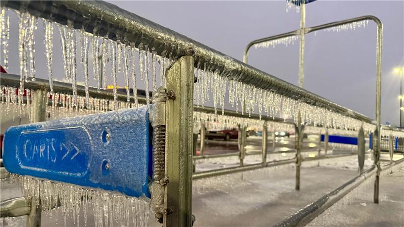 In weiten Teilen der USA haben Schnee und Eis die Städte eingehüllt. 