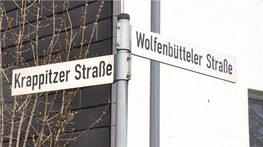 Straßenschilder an einer Ecke mit den Namen 'Krappitzer Straße' und 'Wolfenbütteler Straße' an einem grauen Metallpfosten vor einer Hauswand und kahlen Ästen

Es wurde Text erkannt (OCR). Die Auflösung war nicht optimal. Bitte prüfen Sie das