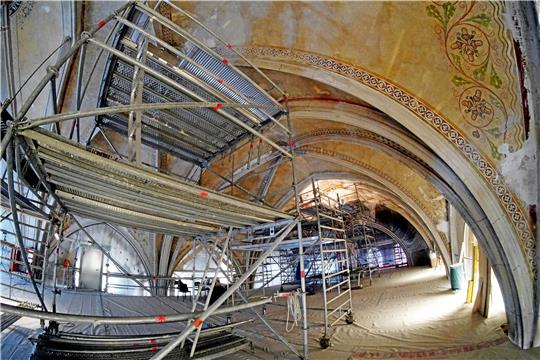 In zehn Metern Höhe ist eine Plattform in die Kirche gestellt worden, auf der dann wieder fahrbare Gerüste bis unter die Decke reichen. Foto: Schlegel