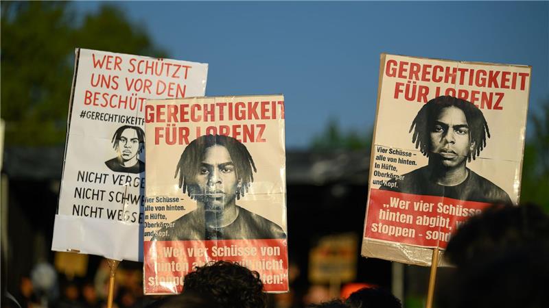 In zeitlichem Zusammenhang mit einer Demonstration waren Brandsätze an einem Bus und einem Auto gelegt worden. (Archivbild)