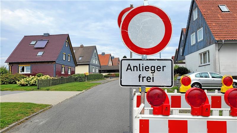 Clausthal-Zellerfeld: Der Pulverweg wird zeitweise gesperrt In zwei Abschnitten will die Stadt den Pulverweg erneuern. Anwohner können teils nur noch zu Fuß zu ihren Häusern und werden gebeten, ihre Autos in den umliegenden Straßen zu parken. Foto: Skuza