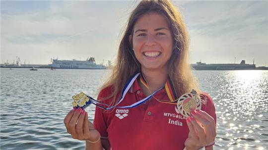 India Tappe präsentiert vor der Rostocker Hafenkulisse ihre beiden Goldmedaillen. Bei den norddeutschen Meisterschaften feiert die MTV-Schwimmerin einen Doppelsieg im Freiwasser.