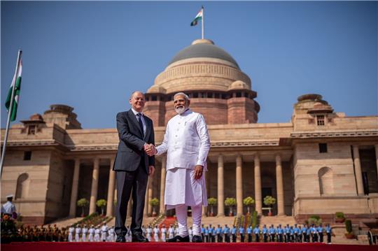 Indiens Premierminister Narendra Modi empfängt Bundeskanzler Olaf Scholz (SPD) mit militärischen Ehren.