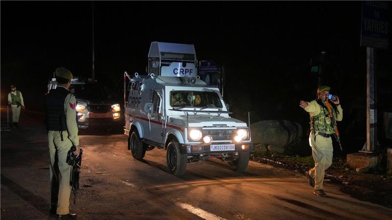 26 Tote bei Angriff auf Touristen in Kaschmir Indische Polizisten kontrollieren Straßen im Süden Kaschmirs, nachdem dort Angreifer wahllos das Feuer auf Touristen eröffnet haben.