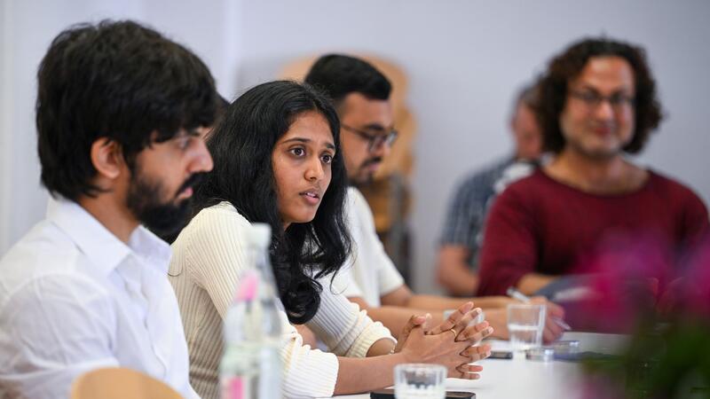 Heil: Wollen in großem Stil Fachkräfte aus Indien anwerben Indische Studierende im Gespräch mit Arbeitsminister Heil an der FU Berlin.